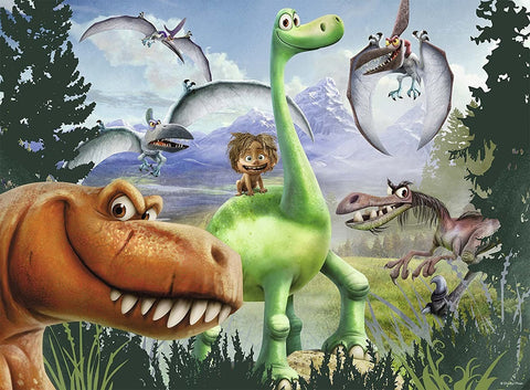 Plakatas Disney Pixar su žaliu dinozauru Arlo centre, Spot ant nugaros ir keliais skraidančiais pterodaktiliais, skirtas vaikų kambariui