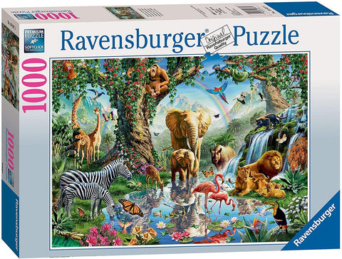 Dėlionė Ravensburger 1000 detalių – ryški džunglės scena su drambliais, liūtais, flamingais ir kriokliu.