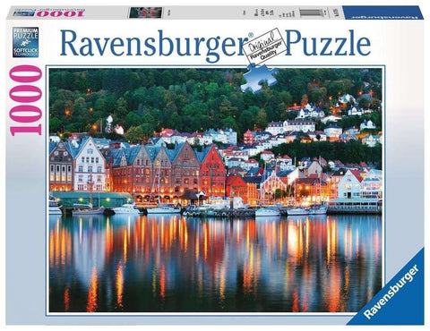 Dėlionė Ravensburger 1000 detalių – uosto panorama vakare su atspindinčiomis šviesomis ant dėžutės, matoma prekės žyma