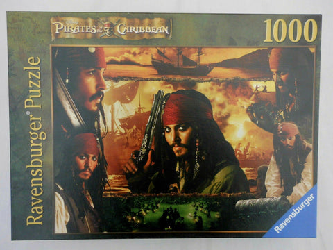 Dėlionė Ravensburger 1000 detalių Pirates of the Caribbean - dėžės priekinis piešinys su Džeku Sparrow, pistoletu ir ugniniu saulėlydžiu