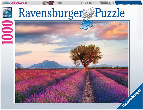 Dėlionė Ravensburger 1000 detalių, dėžutės priekinė pakuotė su levandų lauku, vienu medžiu ir ryškiais saulėlydžio atspalviais