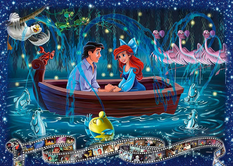 plakatas Mažoji undinė romantiška valties scena naktį su Ariel ir Eriku, ryškūs mėlyni tonai, papildomi personažai ir kino juostelė apačioje
