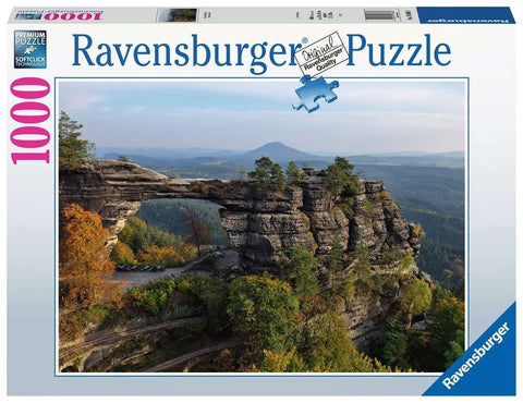 Galvosūkis Ravensburger 1000 detalių: natūrali uolos arka su rudeniniu mišku ir tolstančiais kalnais nuo apžvalgos aikštelės