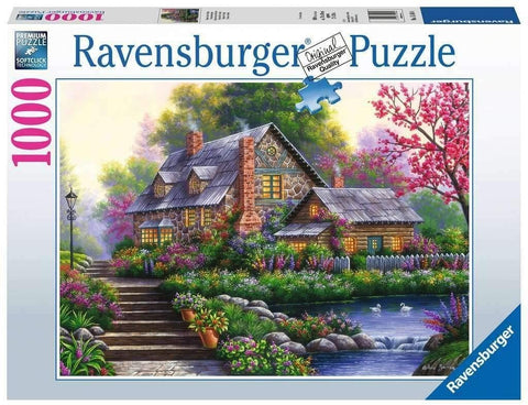 1000 dalių Ravensburger dėlionė: kaimo kotedžo kraštovaizdžio scena su tvenkinuku, gėlėmis ir mediniu takeliu