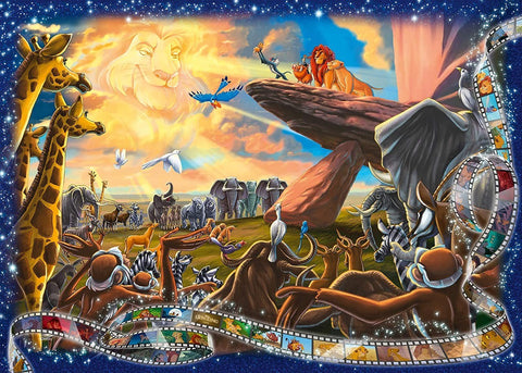 Galvosūkis Disney „Liūtas karalius“: spalvinga Pride Rock panorama su daugybe personažų ir filmų kadrų juostele