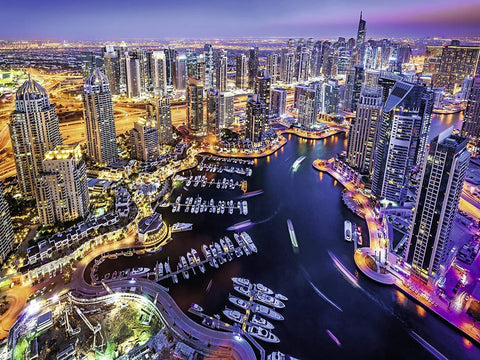 Plakatas Dubajaus Marina naktinė panorama iš paukščio skrydžio, žibantys dangoraižiai, apšviestos jachtos ir uosto vingiai