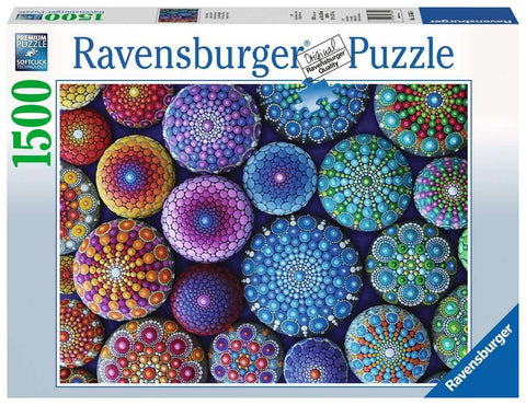 Dėlionė Ravensburger 1500 detalių, ryškios spalvotos mandalų raštų apvalios „akmenų“ formos ant tamsaus fono