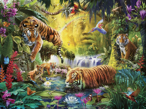 Drobė 120×90 cm, spalvota rėmuota, tigrų šeimos džiunglių scena su kriokliu ir artimu priekinio plano tigru