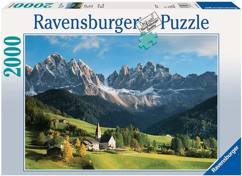 Dėlionė Ravensburger 2000 detalių, kalnų kaimelis su bažnyčia ir žaliosiomis pievomis — produkto pakuotės priekinė pusė