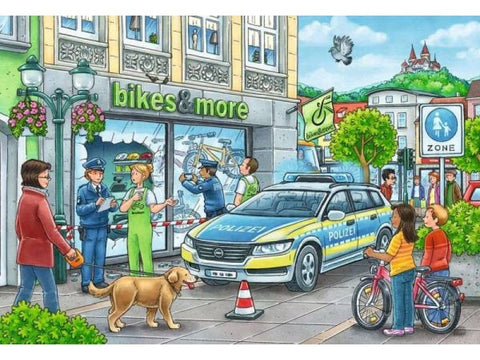 Dviratis parduotuvės vitrinėje apgadintas, policijos automobilis užtvertas prie įėjimo, darbuotojas bendrauja su pareigūnais