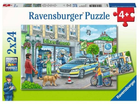 Dėlionė Ravensburger 2x24 detalės, miesto gatvės scena su policijos automobiliu, dviračiais ir parduotuve, skirta 4+ vaikams