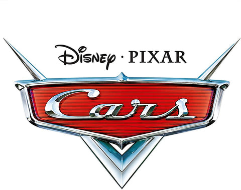 Cars logotipas Disney·Pixar: raudonas chromuotas emblemos ženkliukas iš priekio, didelis artimas planas