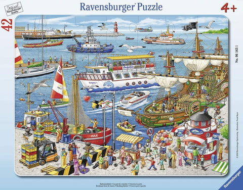 Dėlionė Ravensburger 42 dalys – spalvinga uosto scena su krovininiais laivais, piratų laivu, ekskursiniu laivu ir minia žmonių