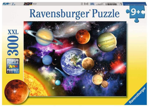 Dėlionė Ravensburger 300 XXL dalių, kosmoso motyvas su planetomis ir žvaigždėmis, pakuotės priekis