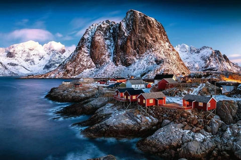 Fototapetė panoraminė Norvegijos žvejų kaimo pakrantė žiemą, raudonos žvejų trobelės ant uolų, 300×200 cm