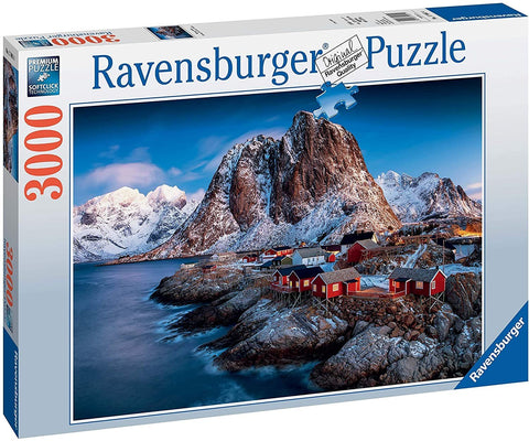 Dėlionė Ravensburger 3000 dalių, dėžėje įspūdingas snieguotas fiordo kraštovaizdis su raudonais nameliais