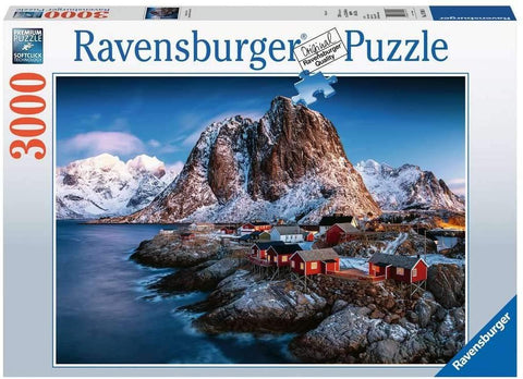Dėlionė Ravensburger 3000 detalių – dėžutės priekinė pusė su snieguotu Norvegijos kaimeliu, uolėta pakrantė