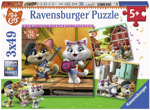 Dėlionė Ravensburger 3×49 d. 44 Cats – balta kačiukė su rožine gitara ir rudasis kačiukas su mėlyna gitara scenoje