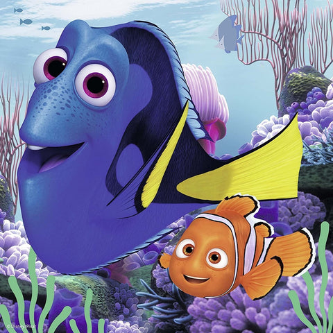 plakatas Disney Pixar su mėlyna Dory ir oranžiniu Nemo po vandeniu, ryškūs koralai ir žaisminga vaikų kambario dekoracija