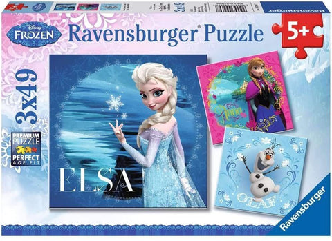 Dėlionė Ravensburger Frozen 3×49 dalių — pagrindinis didelis Elsa tamsiai mėlyname fone, dvi mažesnės Anna ir Olaf kortelės