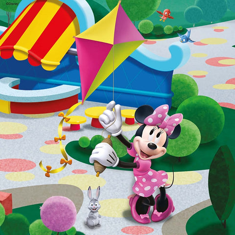 Minnie Mouse plakatas rodo Minnie rožinę taškuotą suknelę, leidžiančią ryškų aitvarą parke su mažuoju zuikiu