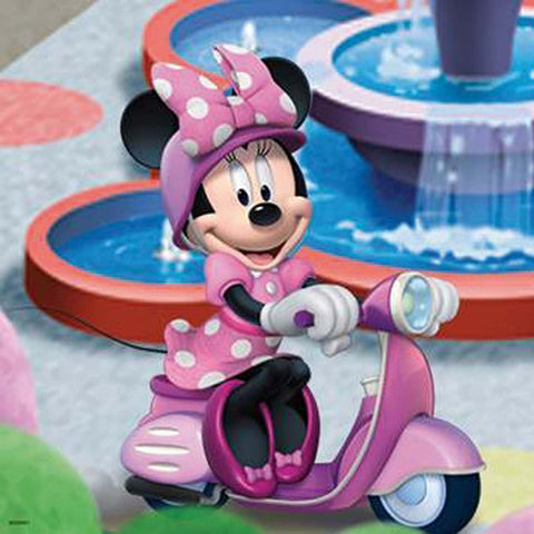 Minnie Mouse sienų lipdukas rožinė – pilnai spalvotas 50×50 cm variantas, Minnie ant rožinio motorolerio prie fontano