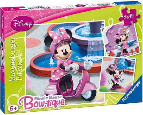 Minnie Mouse dėlionė Ravensburger, 3x49 dalių, rožinė skutikė, dėžutės priekyje trys skirtingos iliustracijos ir spalvotas fonas