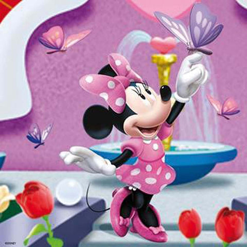 Minnie Mouse plakatas: rožinė taškuota suknelė, viso kūno poza, siekia drugelį prie fontano su tulpėmis