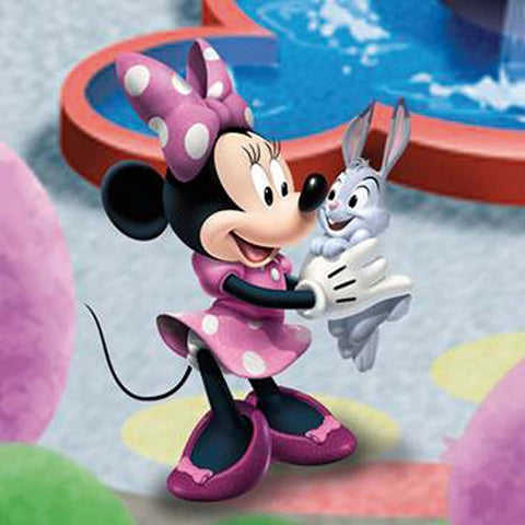 Minnie Mouse sienų lipdukas rožine suknele, laikanti mažą pilką zuikutį – ryškus artimas pilnos figūros vaizduojimas