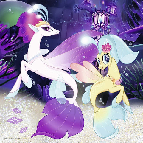 Seapony plakatas su dviem povandeninėmis poniėmis (baltai‑violetinė ir geltona‑melsva), žaismingos pozos ir švytinčiomis lanternomis fone, blizgantis smėlis