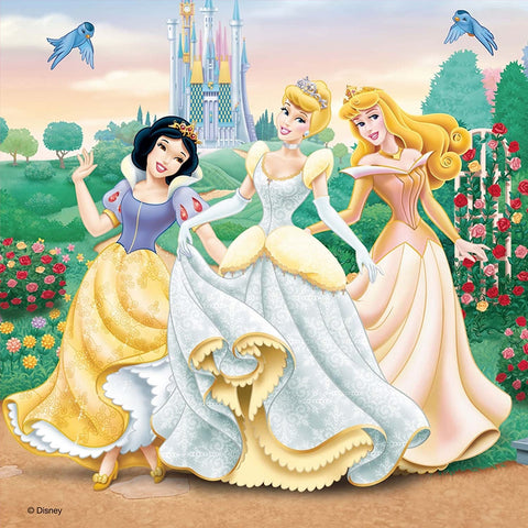 Disney princesės plakatas su Snieguole, Pelenė ir Miegančioji gražuolė prie pilies, šviesių pastelinių spalvų