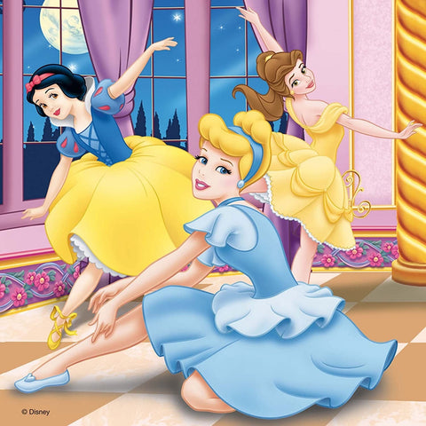 sienų lipdukas su Disney princesėmis, trimis šokio pozomis ir ryškiomis geltonomis bei mėlynomis suknelėmis