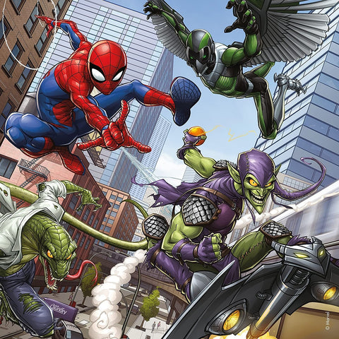 Spider-Man plakatas su miesto kovos scena, kur Žalias goblinas, Vanagas ir Drakoninė/Žaltys atakuoja iš viršaus