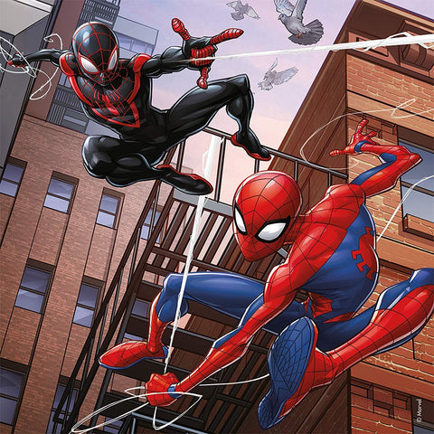 Plakatas Marvel: raudonas Spider‑Man ir juodai-raudonas Miles Morales šokinėja virš miesto ugniagesių laiptų