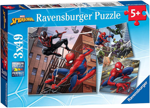 Spider-Man dėlionė Ravensburger, rinkinys 3x49 det., trys skirtingos miesto scenos su raudonai‑mėlynu herojumi ir žaliais priešais