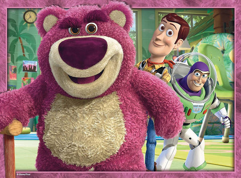 Pliušinis meškinas Lotso, didelis rožinis variantas artimame priekiname plane su Woody ir Buzz žaislų fone