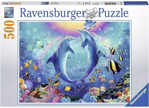 Dėlionė Ravensburger 500 dalių su spalvinga povandenine scena ir dviem šokančiais delfinais, pakuotė parodyta iš priekio