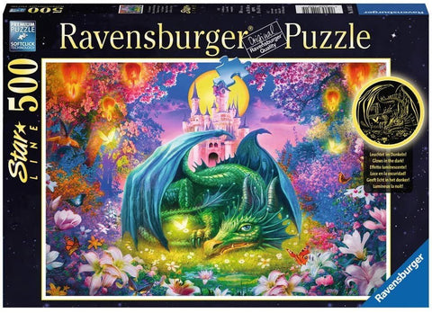 Dėlionė Ravensburger 500 detalių su švytinčiu tamsoje žaliu drakonu gėlių pievoje ir pilies mėnuliu fone