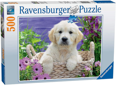 Dėlionė Ravensburger 500 dalių, priekis: auksaspalvis šuniukas krepšyje prie violetinių ir žalių gėlių