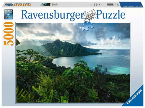 Dėlionė Ravensburger 5000 dalių: panoraminė įlanka su žaliuojančiais šlaitais, turkio jūra ir saulės šviesos ruožais
