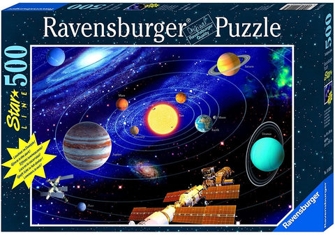 Dėlionė Ravensburger 500 dalių — spalvinga Saulės sistema su tamsoje švytinčiais planetų elementais ir kosminiu moduliu ant dėžutės