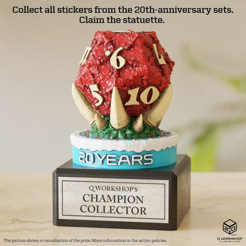 Statuetė Q Workshop 20‑mečiui: raudonas skaičių kamuolys su ragais ant mėlynos juostos "20 YEARS" ir graviruota "Champion Collector" plokštelė