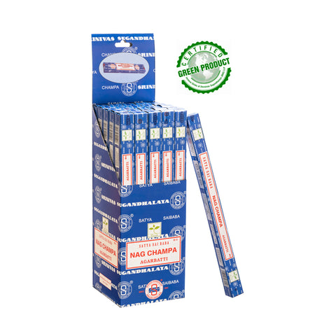Nag Champa smilkalai Satya Sai Baba mėlyname prekybinio stendo pakuotėje – 12 mažų dėžučių stalčiuje ir viena iškelta pakuotė, sertifikuoti ekologija