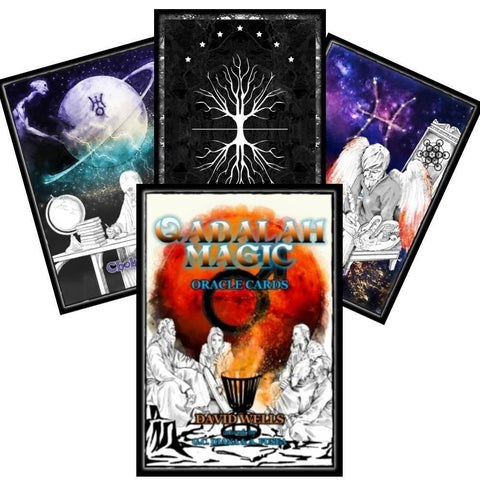 Qabalah Magic orakulo kortos — dėklas su oranžine liepsnos viršute ir trys skirtingos išskleistos kortos fone
