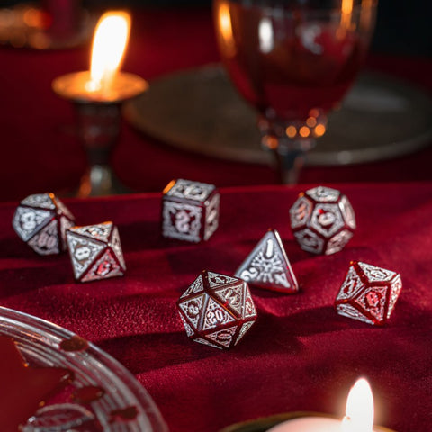 Vampyriškai raudonas RPG kauliukų rinkinys 7 vnt., sidabrinė graviruotė