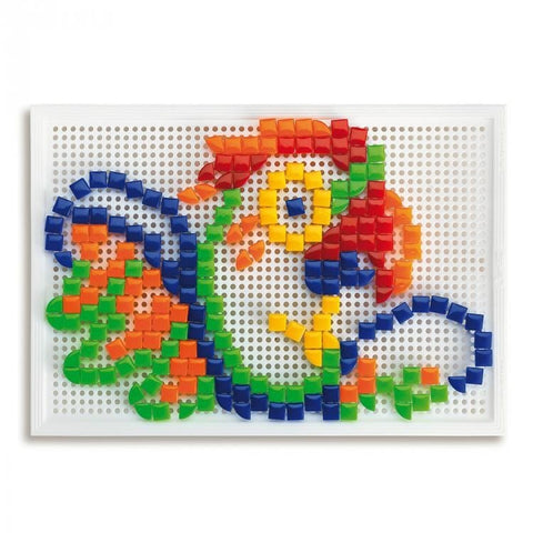 Mozaikos lentelė su ryškiomis mėlynomis, žaliomis, geltonomis ir oranžinėmis kaladėlėmis ant baltos 30×20 cm plokštės, gėlės rašto kompozicija
