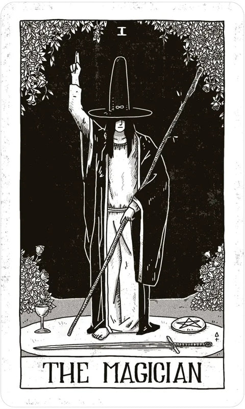 Tarot korta Magas, juodai baltas linijinis piešinys — stovinti figūra su lazda, kalaviju, taure ir pentakliu, frontalus kompozicija