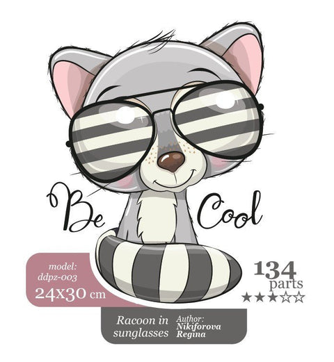 Dėlionė 24×30 cm su racoonu akinėse, 134 detalių; pilkas meškėnas priekyje su dryžuotu plaukimo ratu ir užrašu "Be Cool"
