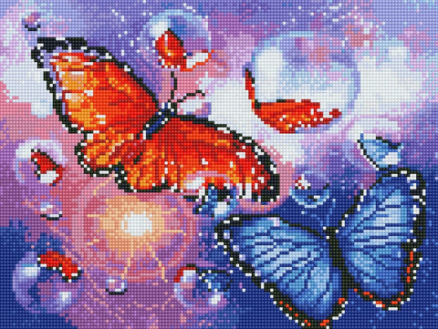 Deimantinė tapyba su ryškiais raudonų ir mėlynų drugelių motyvais ant rožinės‑violetinės fono, 40×30 cm
