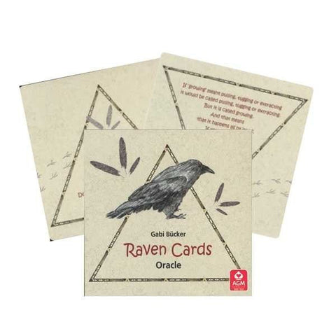 Raven kortos: AGM leidimo dėžutė su varno iliustracija ir keliomis atvertomis kortelėmis, matomomis nugarėlėmis ir trikampio motyvu